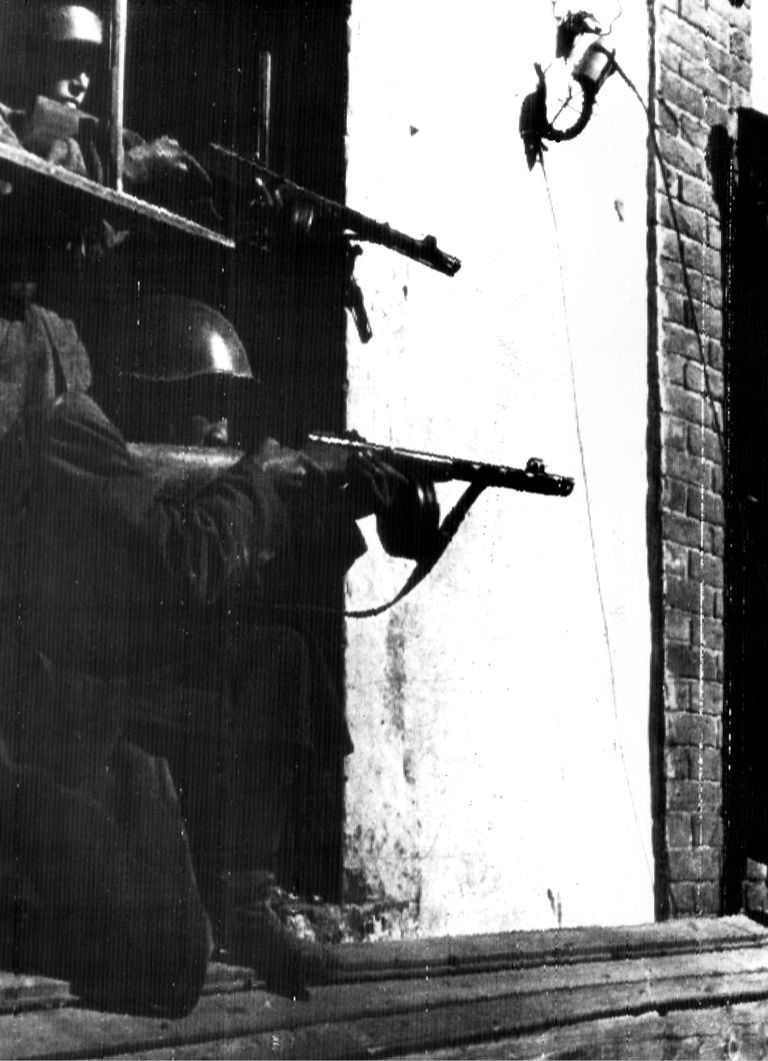 Punaarmee sõdurid Stalingradi tänavalahingus