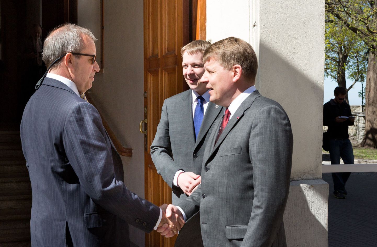 Kaubanduskoja esindajad Toomas Luman ja Mait Palts tervitavad presidenti