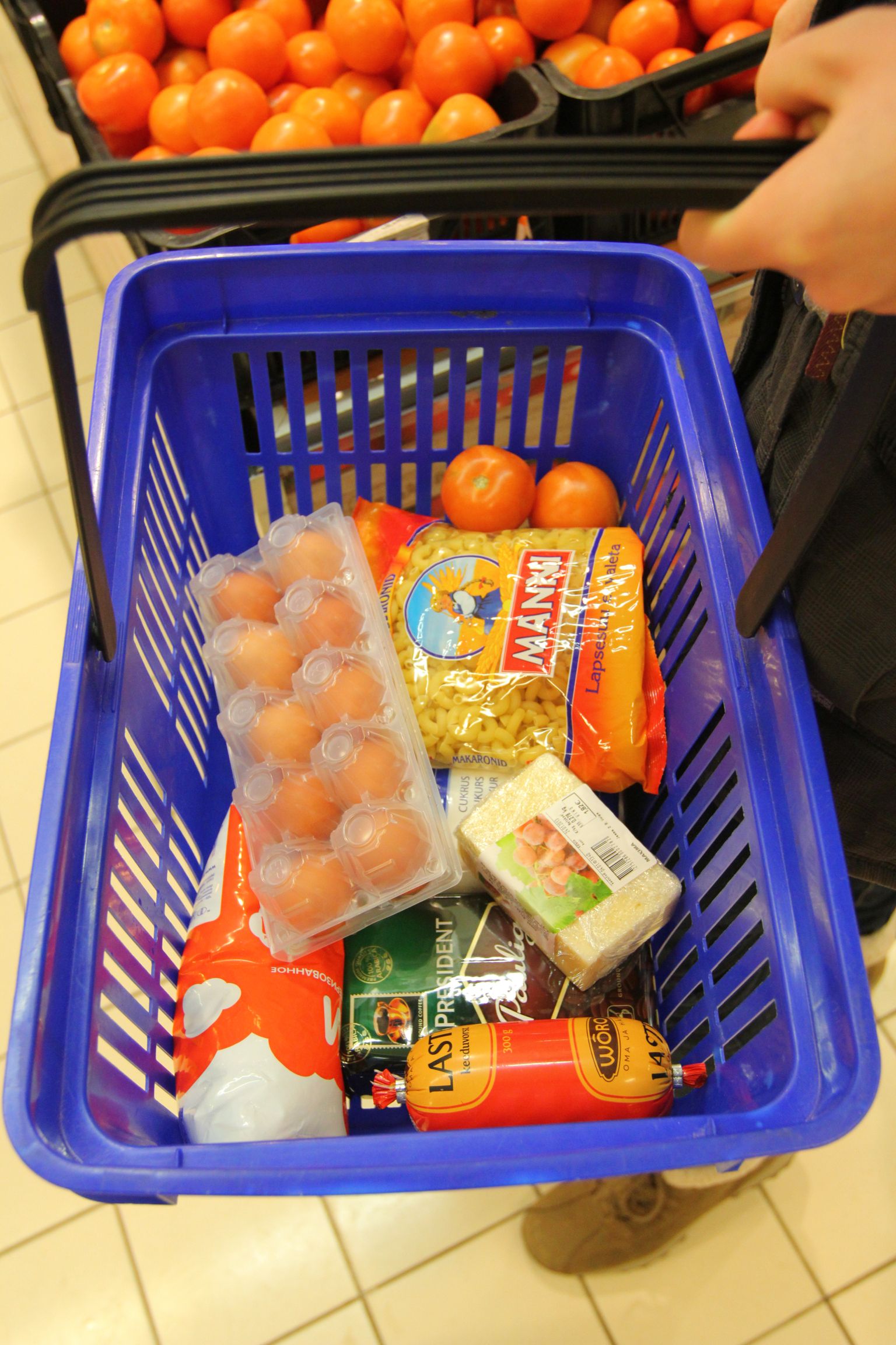 Valga, 18.01.2013
Toidukorv, ostukorv, toidukaubad, kaup, tooted, ostmine.
Foto: Arvo Meeks/Valgamaalane