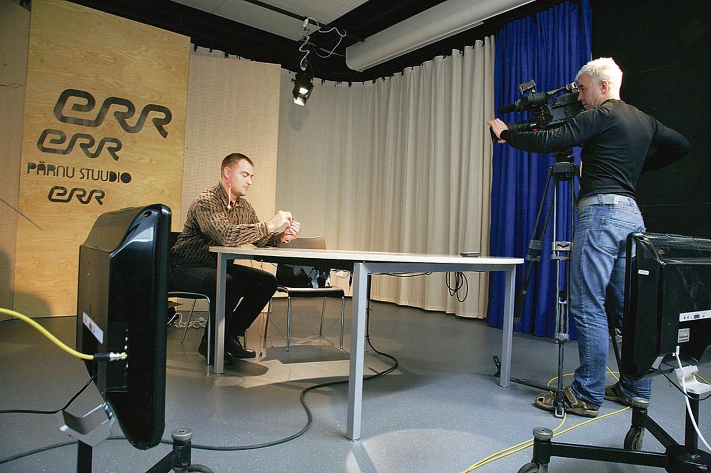 ERRi Pärnu stuudios istub laua taga Toomas Šalda ja kaamerat suunab Verner Vilgas.
