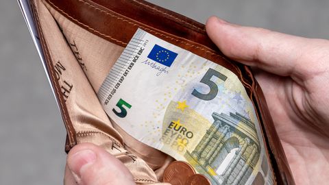 VIDEO ⟩ "Trūcīgā statuss un parādi – vai atņems visu?" Raidījums skaidro, kā notiek parādu piedziņa