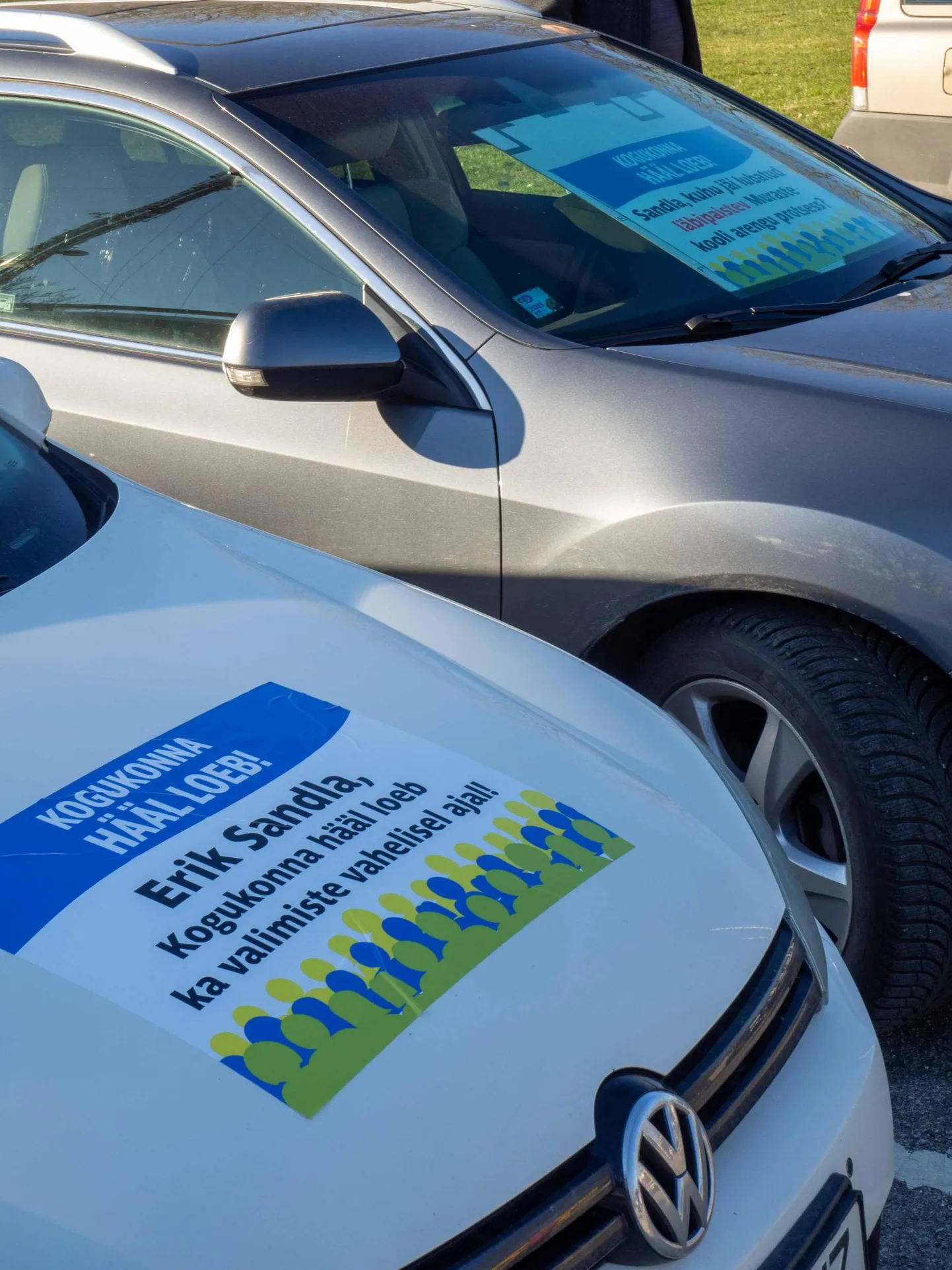 Lapsevanemad korraldasid aprillis Harku vallavalitsuse ees kooli kolimise vastu protestiaktsiooni.