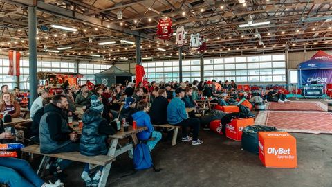 MEKLĒ SEVI ⟩ Fani un bijušās Latvijas izlases zvaigznes seko līdzi mačam ar Austrijas valtsvienību