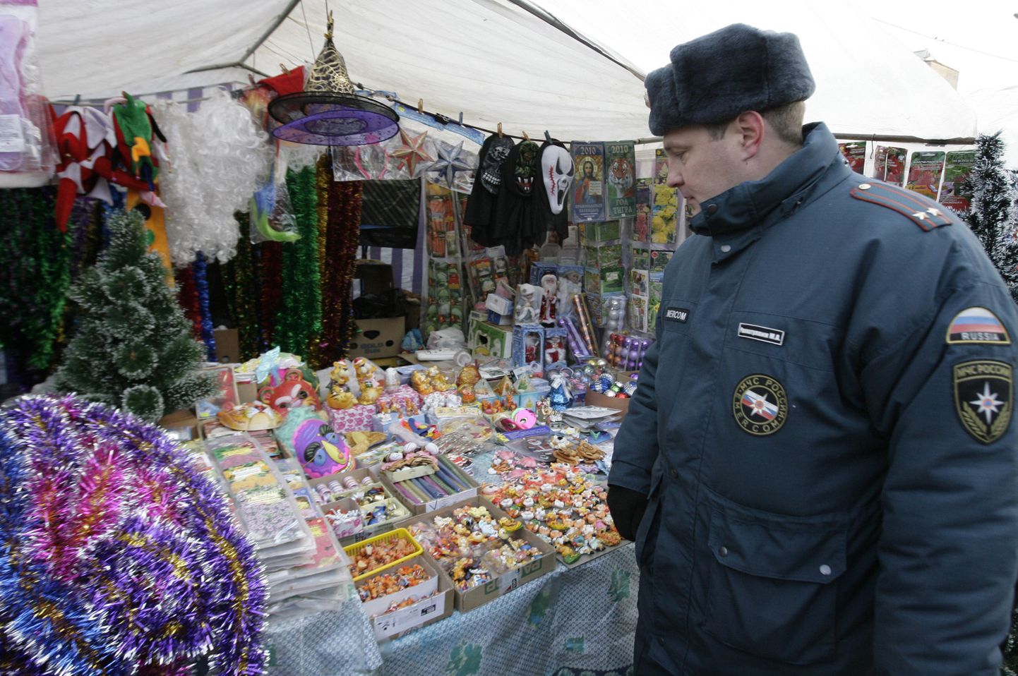 Miilits uurib Moskvas Kaasani turul müüdavat pürotehnikat.