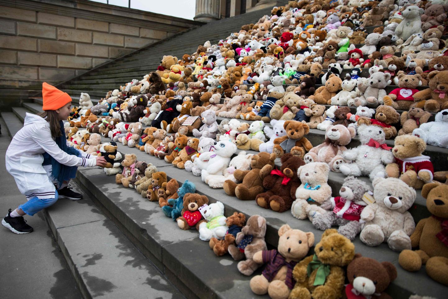 Berliini kontserdimaja trepile asetati täna 740 pehmet mänguasja, et tõmmata tähelepanu neile 740 000 Süüria lapsele, kes on kodusõja tõttu olnud sunnitud kodust põgenema. Süüria kodusõda algas täpselt seitse aastat tagasi, 15. märtsil 2011.