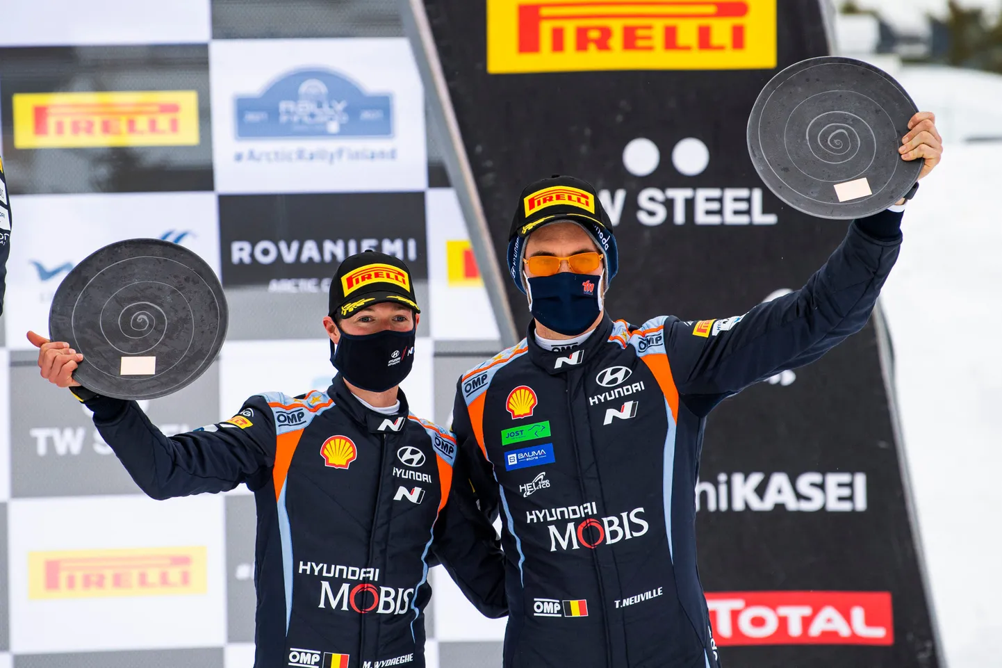 Thierry Neuville (paremal) Martijn Wydaeghe Arctic Rally poodiumil.