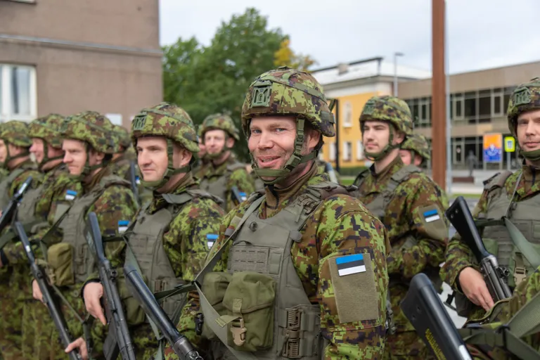 Участники военных учений в Вильянди приветствуют командиров на площади Свободы, сентябрь 2023 года.