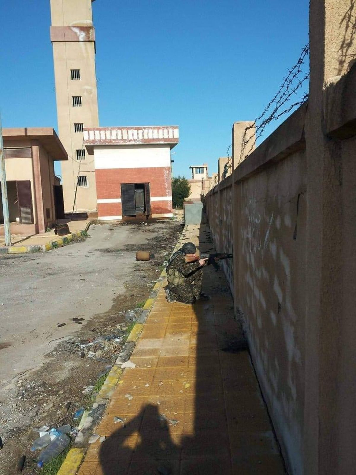 Robert Süürias müüri vahelt ISISe võitlejate suunas tulistamas. Kuna ta oli võtnud snaiprirolli, nägi ta ISISe sõdureid tavaliselt umbes 500–1000 meetri kauguselt.