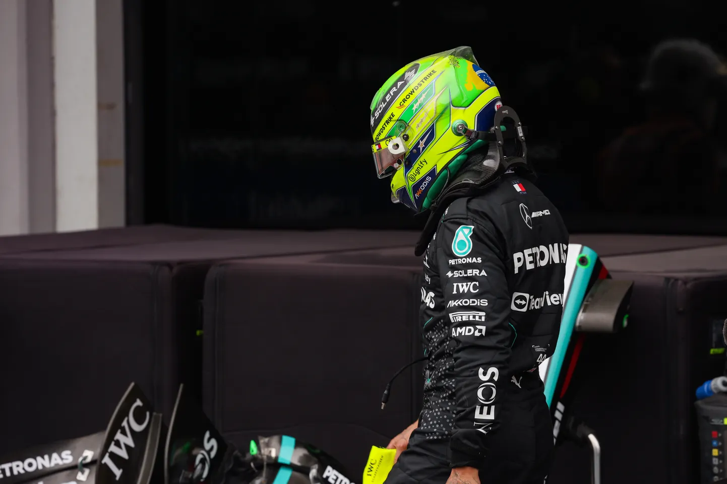 Lewis Hamilton sõidab Mercedesega veel kolm etappi.