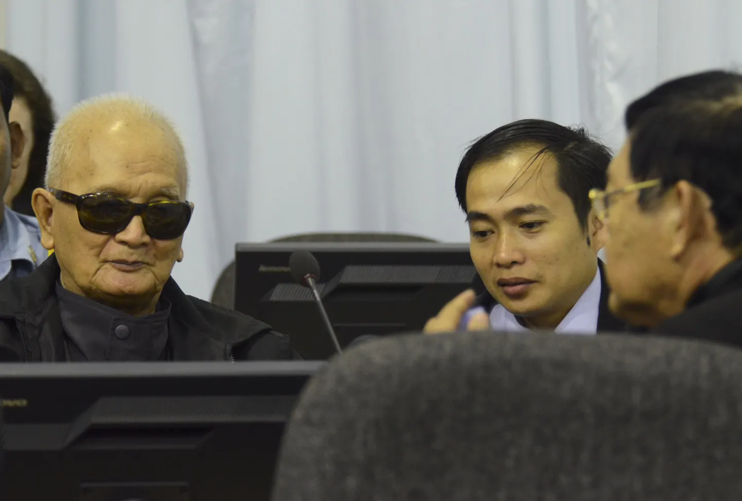 Endine punakhmeeride juht Nuon Chea kohtus mustade päikeseprillidega.