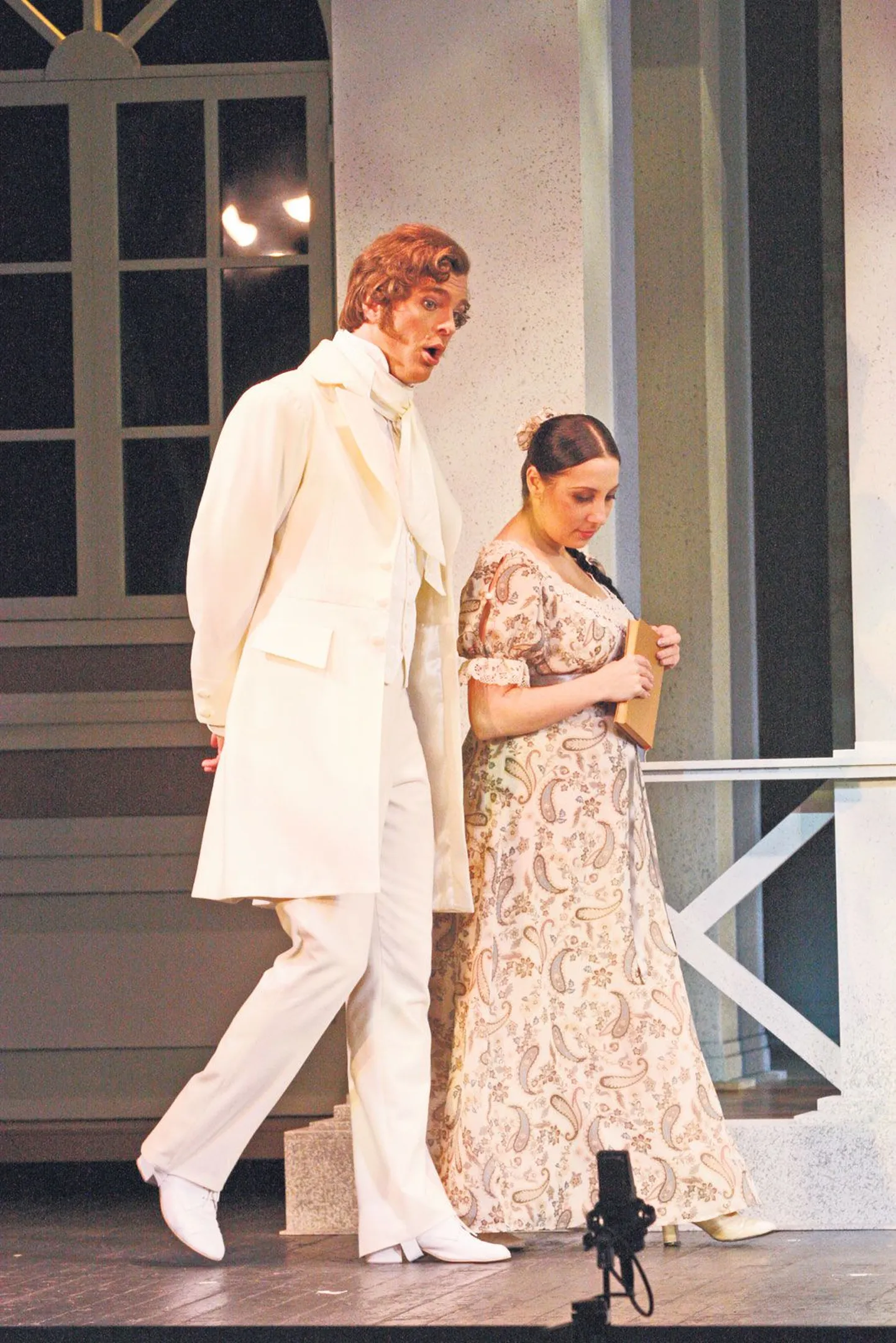 Jevgeni Onegin nägi Linus Börjessoni kehastuses seltskonnalõvilikult hea välja, Tatjanat kehastas Maria Fontosh esietenduse alguses vägagi naiivse ja tütarlapselikuna.