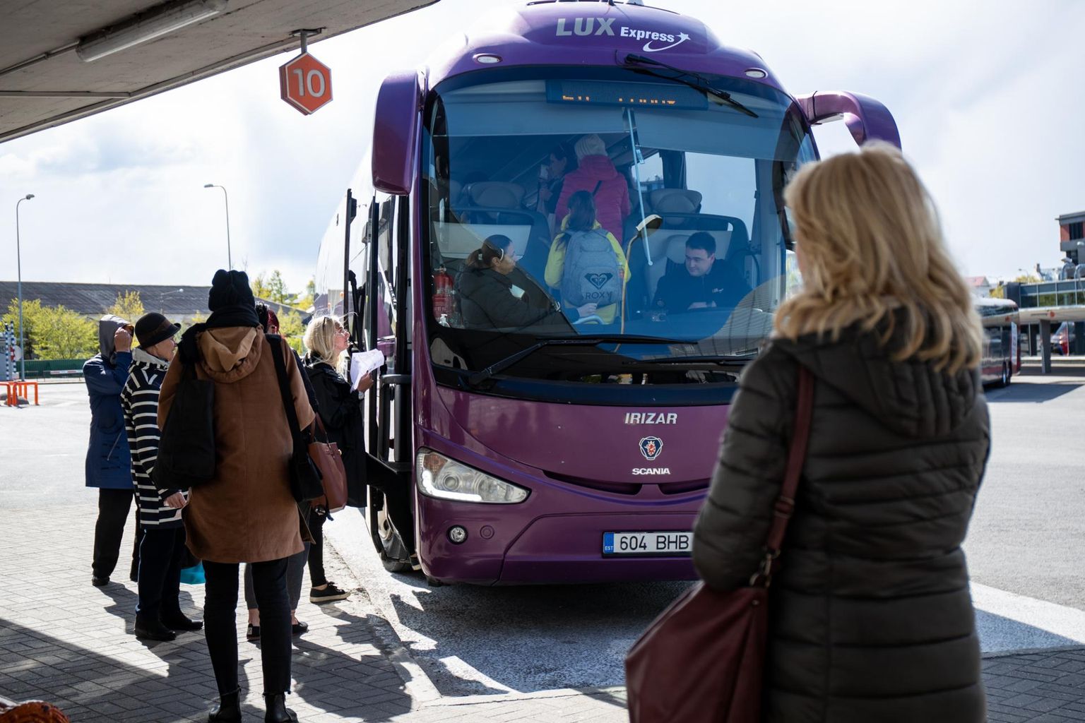 Reisijad eile kell 16 Tallinna-Pärnu bussi astumas.