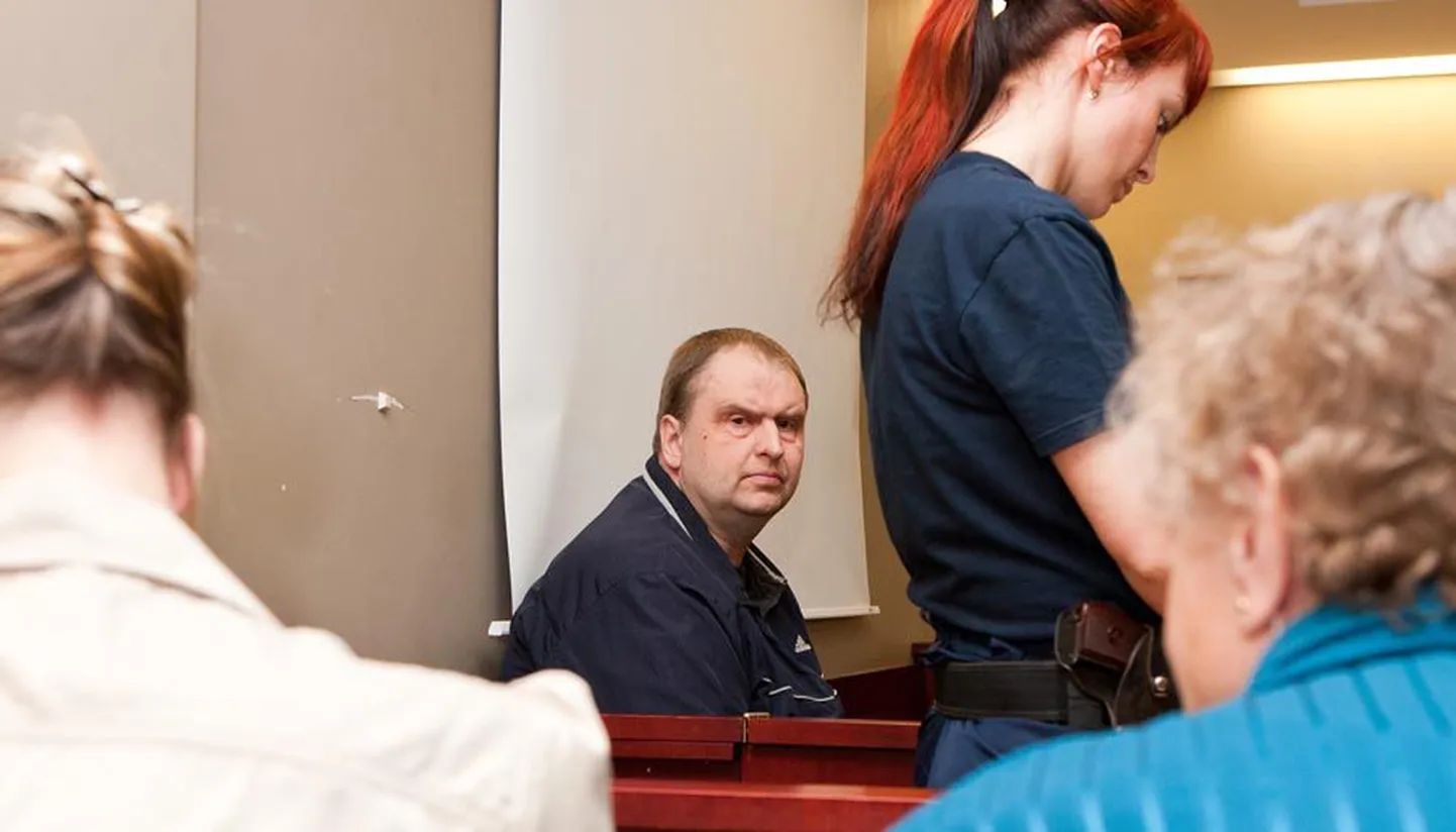 Eeluurimise ajal täpselt aasta vangis olnud Peeter Kaares vabanes eile kohtusaalis käeraudadest. Tingimisi vangistus jääb tema pea kohale siiski veel rippuma, nagu ka kohustus hüvitada kahju.