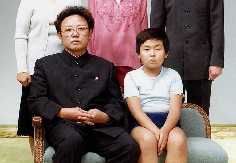 Kim Jong-il (istub vasakul) ja Kim Jong-nam (istub paremal)
