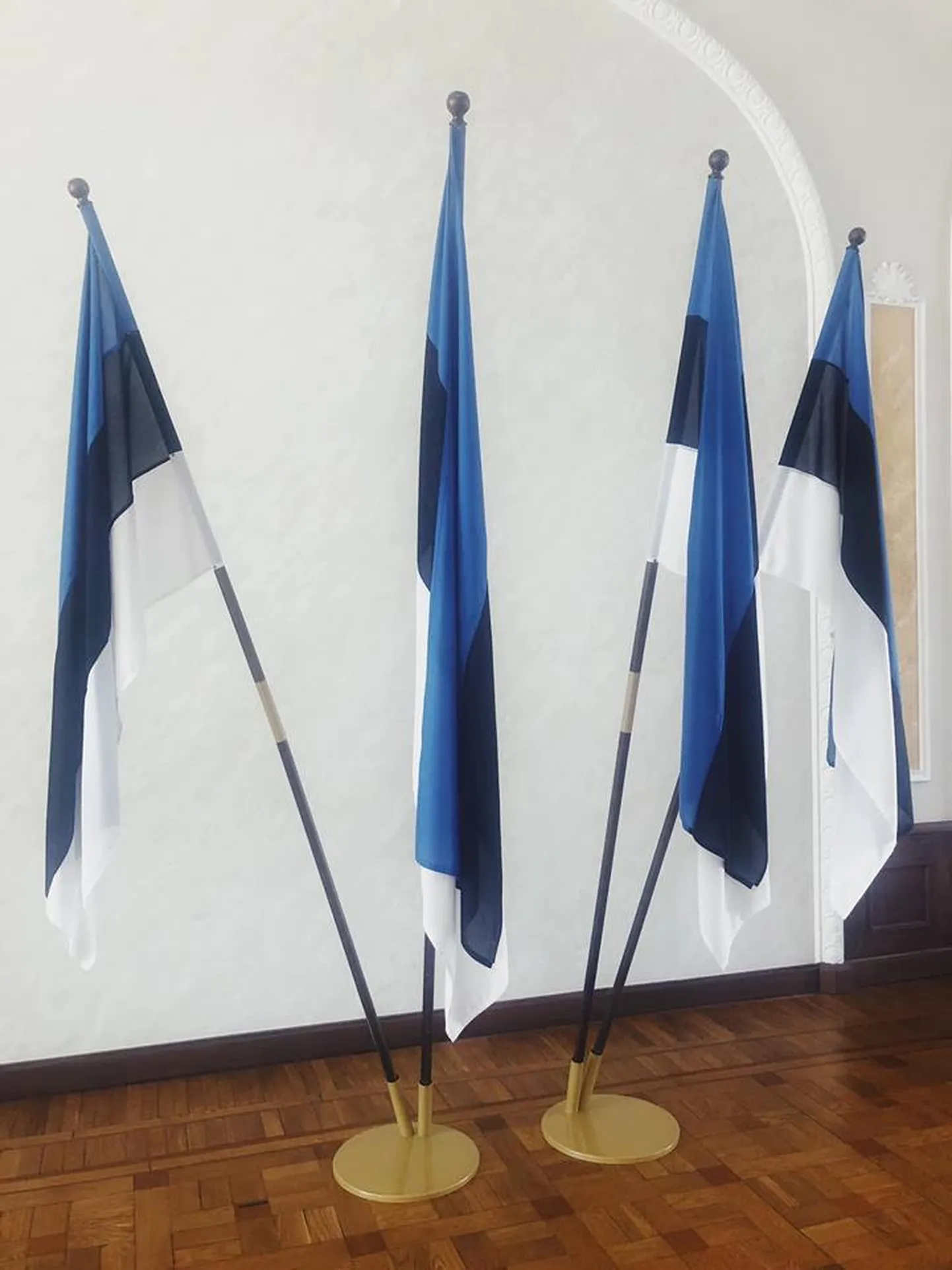 Eesti lipud Toompea lossi Valges saalis.