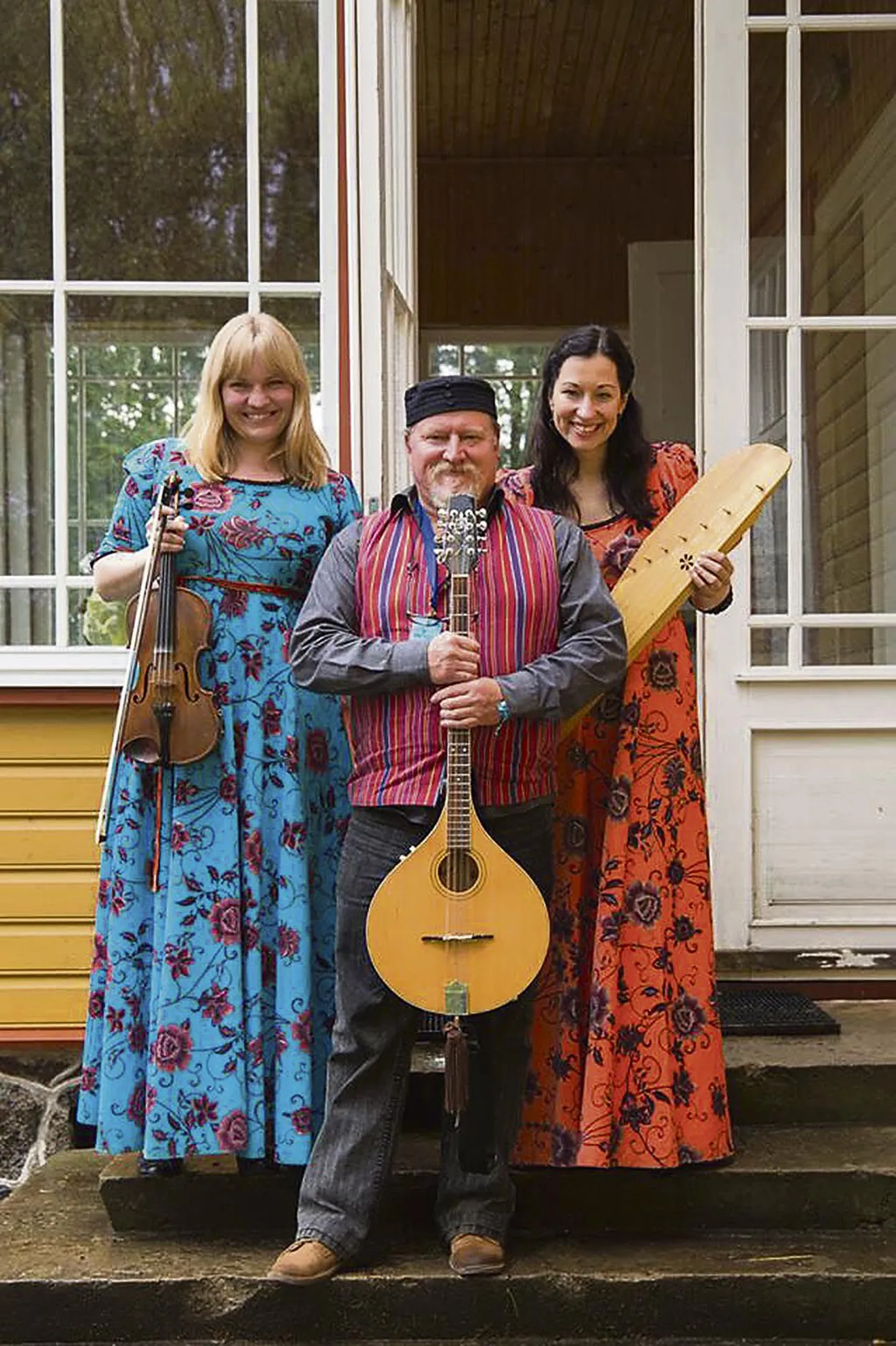 Eike Vellend, Olavi Kõrre ja Astrid Nõlvak esinesid viimati koos Viru folgil, tutvustades peagi ilmuvat plaati “Mõisnik ja lambrine 2”.