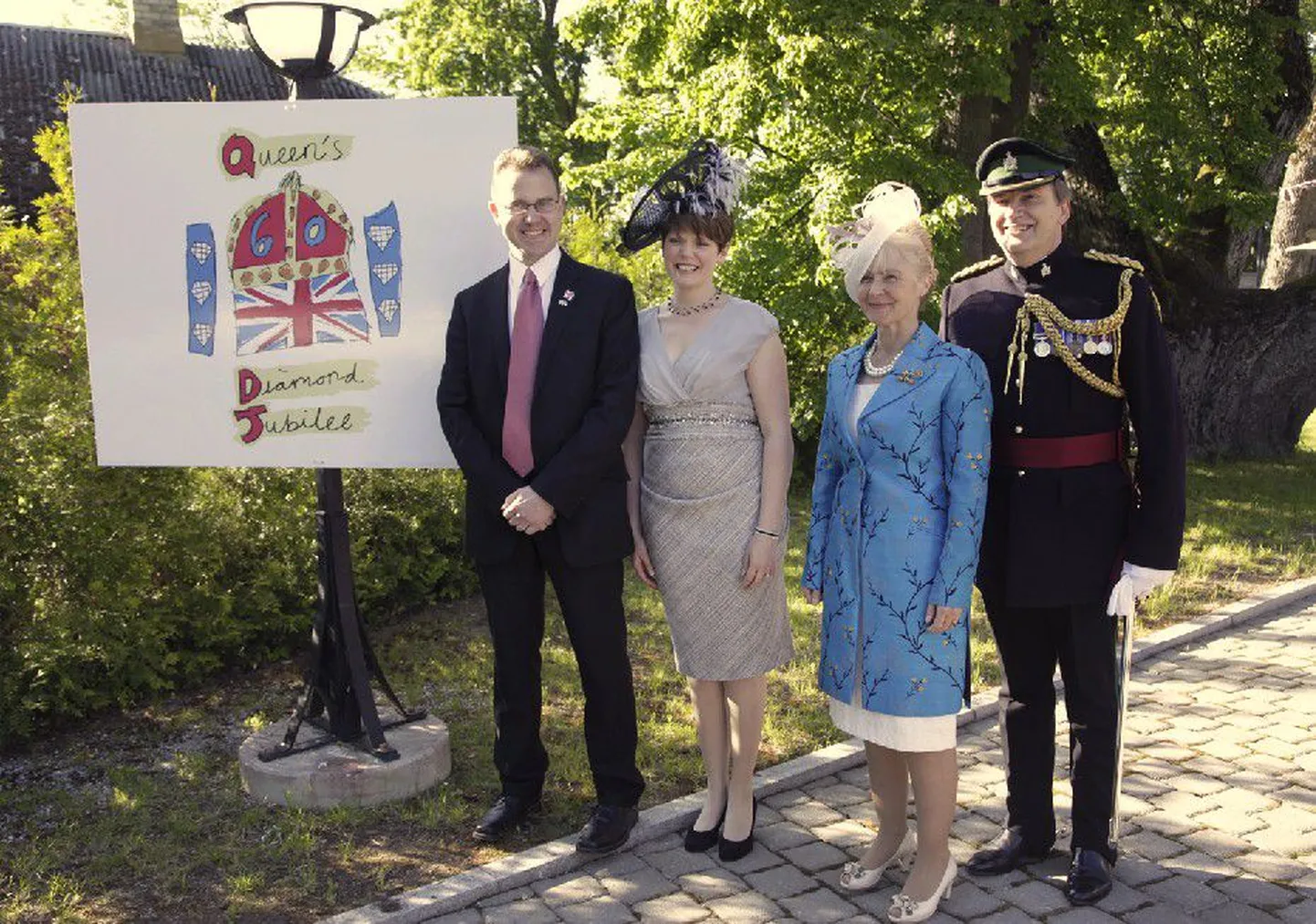 Külalislahked võõrustajad: vasakult Briti suursaadik Chris Holtby koos abikaasa Pollyga ja kaitseatašee Ian Watts koos abikaasa Pippaga.