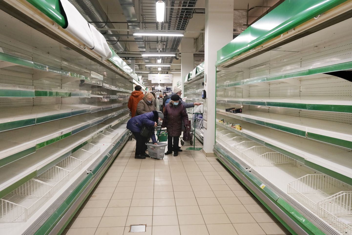 Vene tarbijad on suurendanud oma tarbimist, oodates edasist hinnatõusu, kuna rahvusvaheliste ettevõtete väljaränne suurendab defitsiidihirmu.