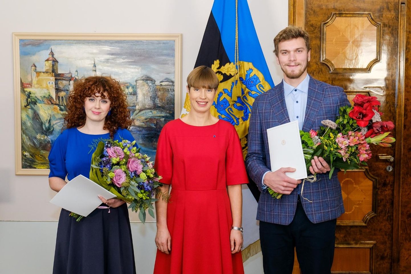 Керсти Кальюлайд вручает премии лучшим педагогам в новом красном платье