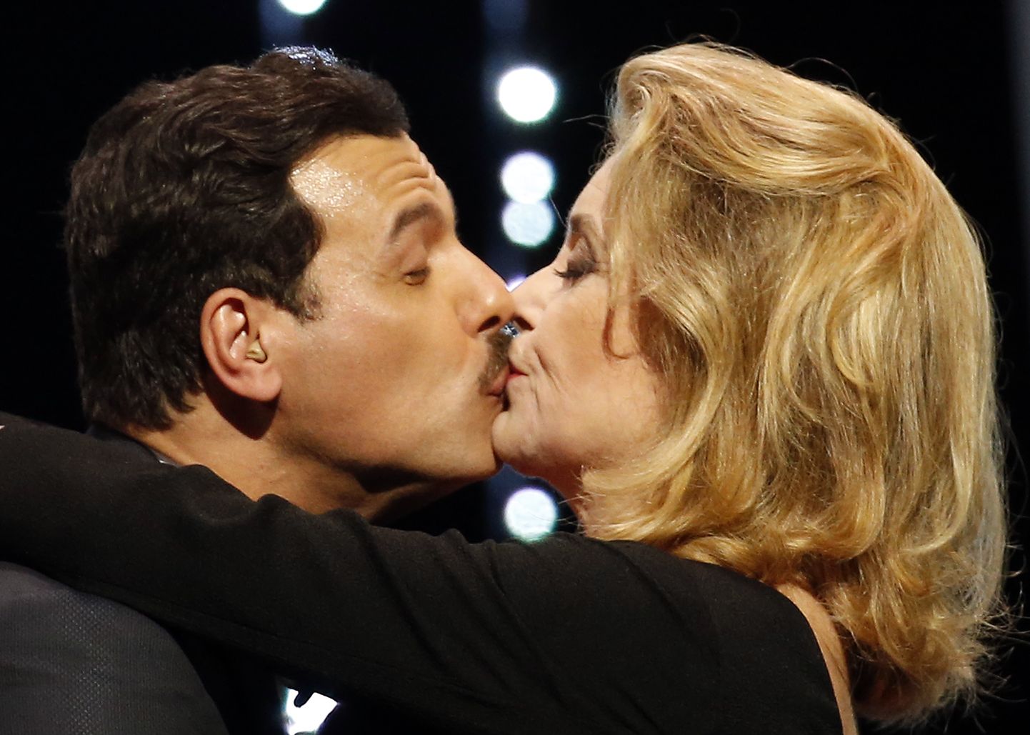 Catherine Deneuve suudlemas 2016. aasta Cannes'i filmifestivalil õhtujuht Laurent Lafitte'i