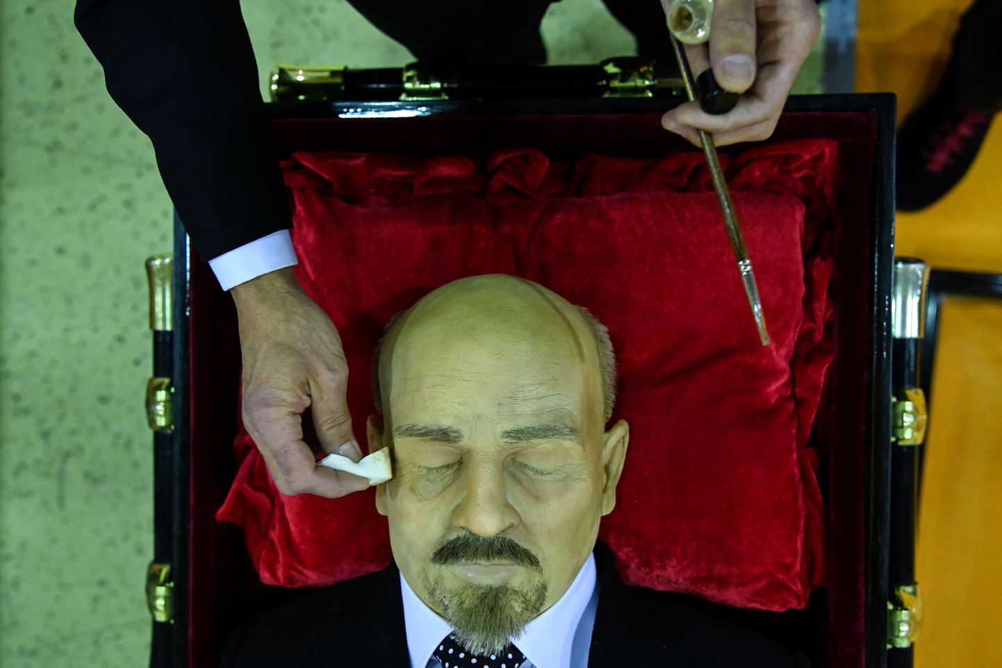 Moskvas toimuva matusemessi osaleja kohendas Nõukogude Venemaa esimese valitsusjuhi Vladimir Lenini surnukeha koopiat enne näituse avamist.
