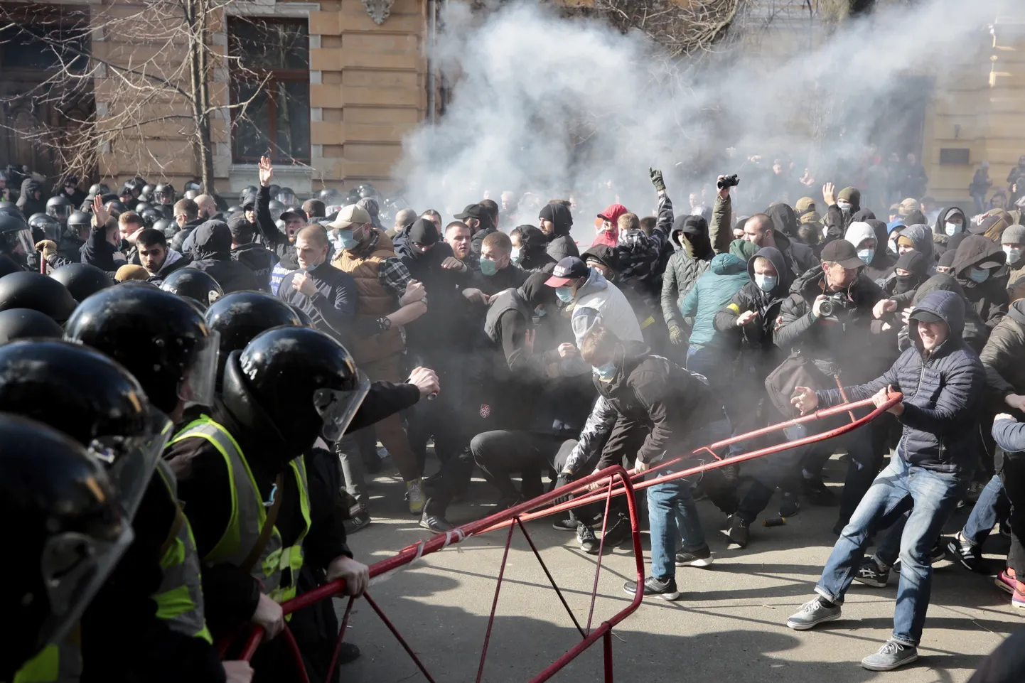 Politseinike ja paremäärmusliku erakonna aktivistide kokkupõrge eile Kiievis asuva presidendiadministratsiooni hoone ees.