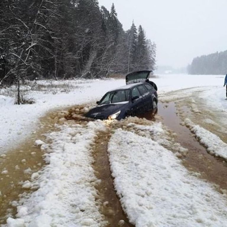 BMW провалился под лед.