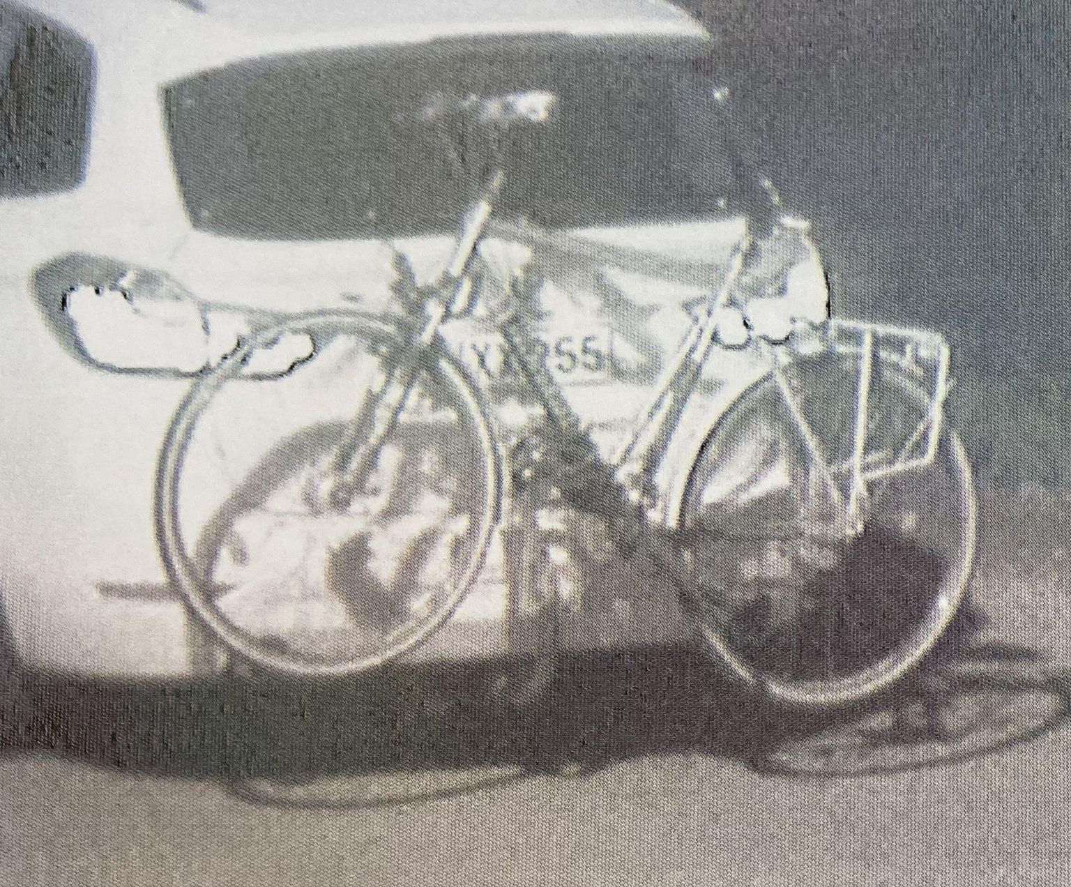 Прикрепленный к багажнику BMW велосипед давал возможность заявлять, что люк багажника так просто не открыть
