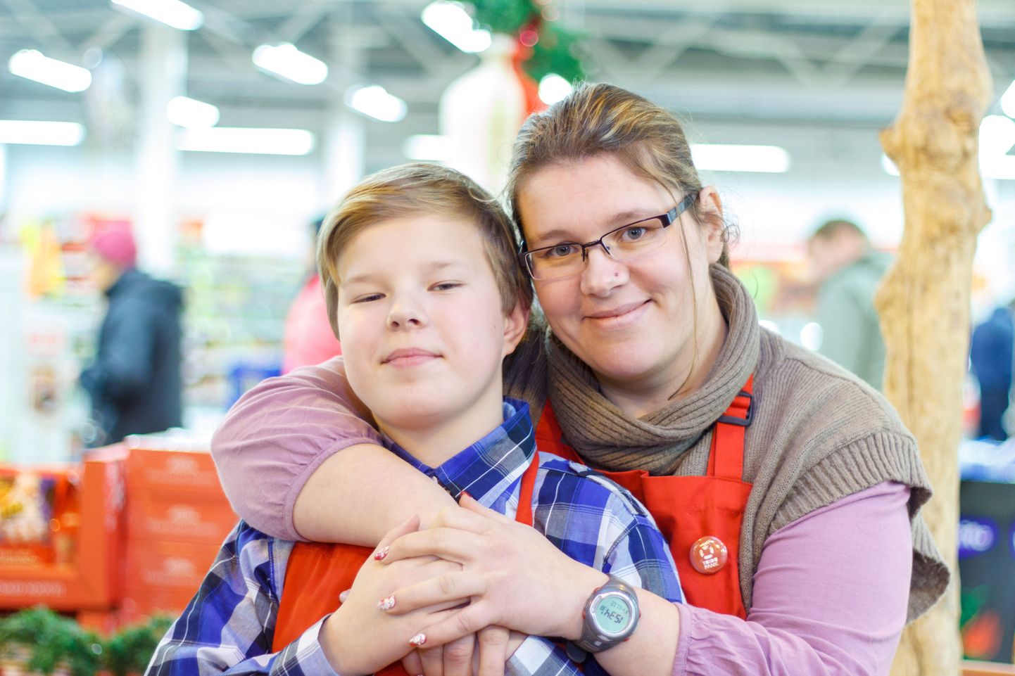 Eile ja täna võib Holgeri koos emaga eest leida Tõrva Kevade keskusest aitamas kaasa toidupanga kogumis­päevadele.