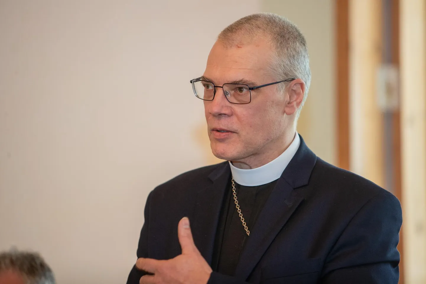Piiskop Marko Tiitus kaitseb algatust riigikogu ees.