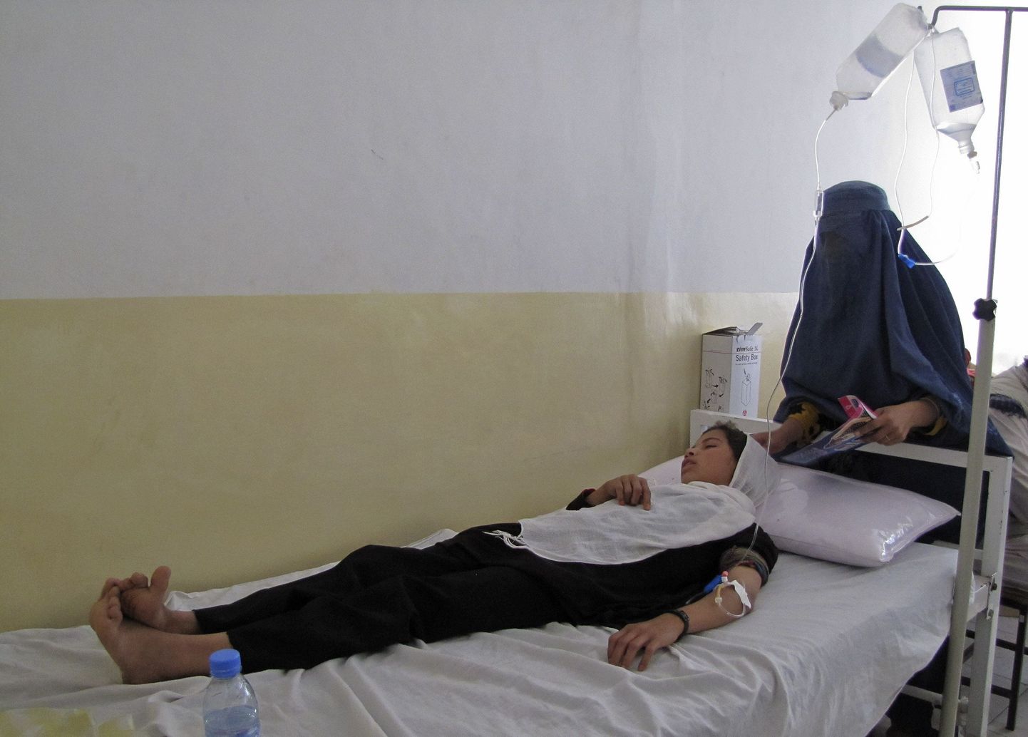 Afganistani koolitüdruk haiglas