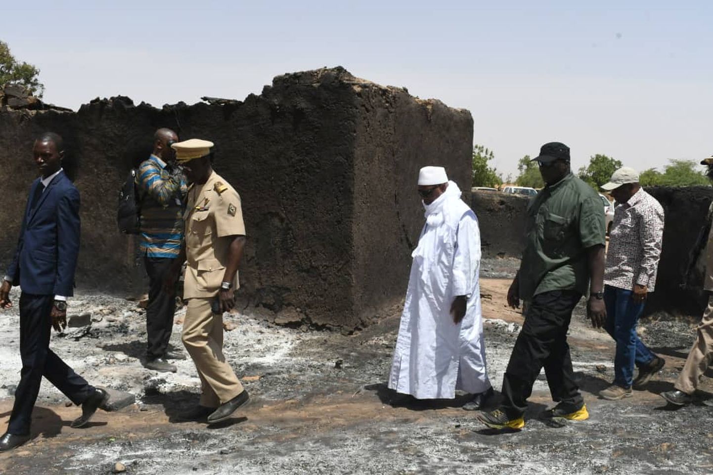 Mali president Ibrahim Boubacar Keita (valges) külastamas laupäevase massimõrva toimumispaika.