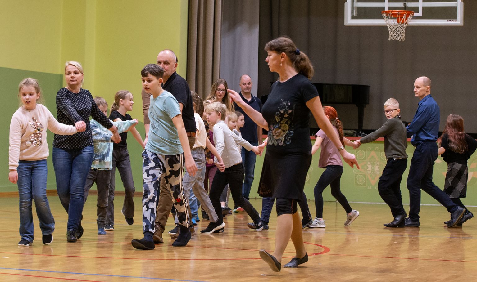Signe ja Margus Ilmjärv on tantsuema ja -isa, sest oma lapsed on algkoolieast ammu väljas. Juhendaja Kaja Oja (paremal) ütleb, et lapsed on oma tantsuemad ja -isad omaks võtnud.