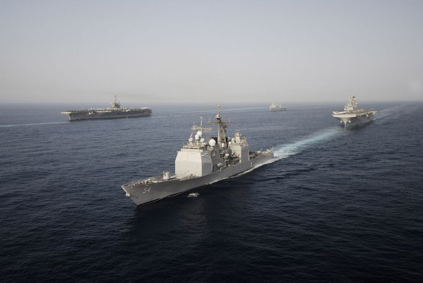 USA sõjalaevad mais 2007 Hormuzi väinas..