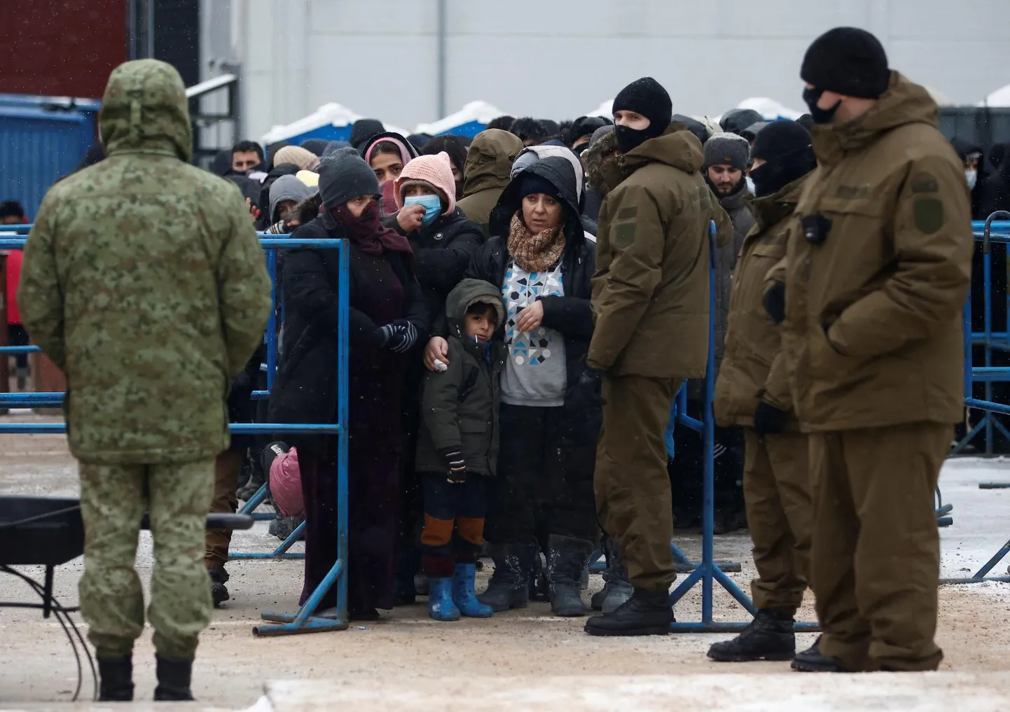 Migrandid Valgevene Bruzgi logistikakeskuses 21. detsembril toidujärjekorras.