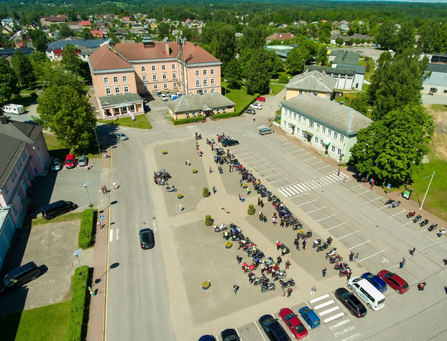 Mõnda aega Otepää vallamaja taha parkida ei saa.