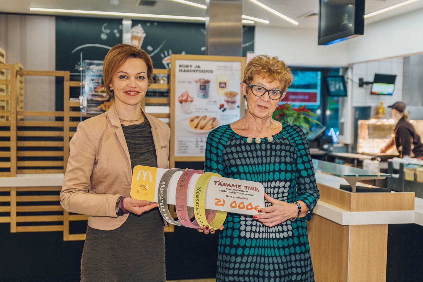 vasakul McDonald’s Eesti esindaja Svetlana Eliseeva ja paremal Nõmme emade ja laste varjupaiga juhataja Pille Kübarsepp.