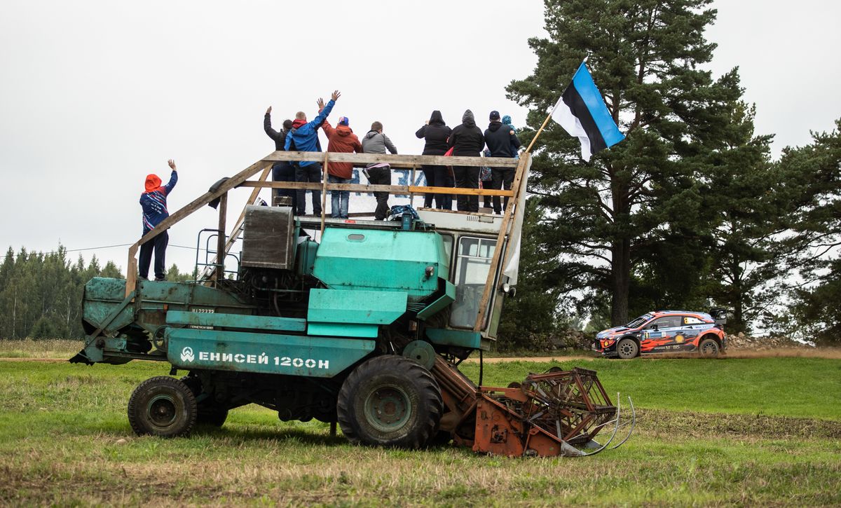 Kohalik talupidaja ajas Rally Estonia 3. kiiruskatseks oma kombaini maalapi servale, et koos sugulastega Ott Tänakule kaasa elada. 05.09.2020.