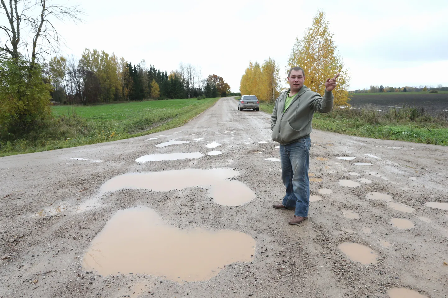 Sääsküla elanik Aimar Peterson ei mõista, miks ei võetud teeremonti ette kuival ajal.