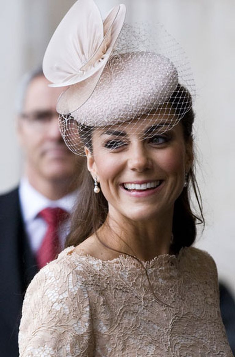Par Ketrīnas Midltones tērpa galveno aksesuāru kļuva eleganta cepure - "Jane Taylor" darinājums 