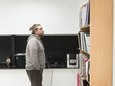 «Mul on hea meel, et mul on oma kabinet, sest siin ma saan muusikat kuulata,» ütleb Ingomar Vihmar oma plaadikogu silmitsedes.  Foto: Mihkel Maripuu