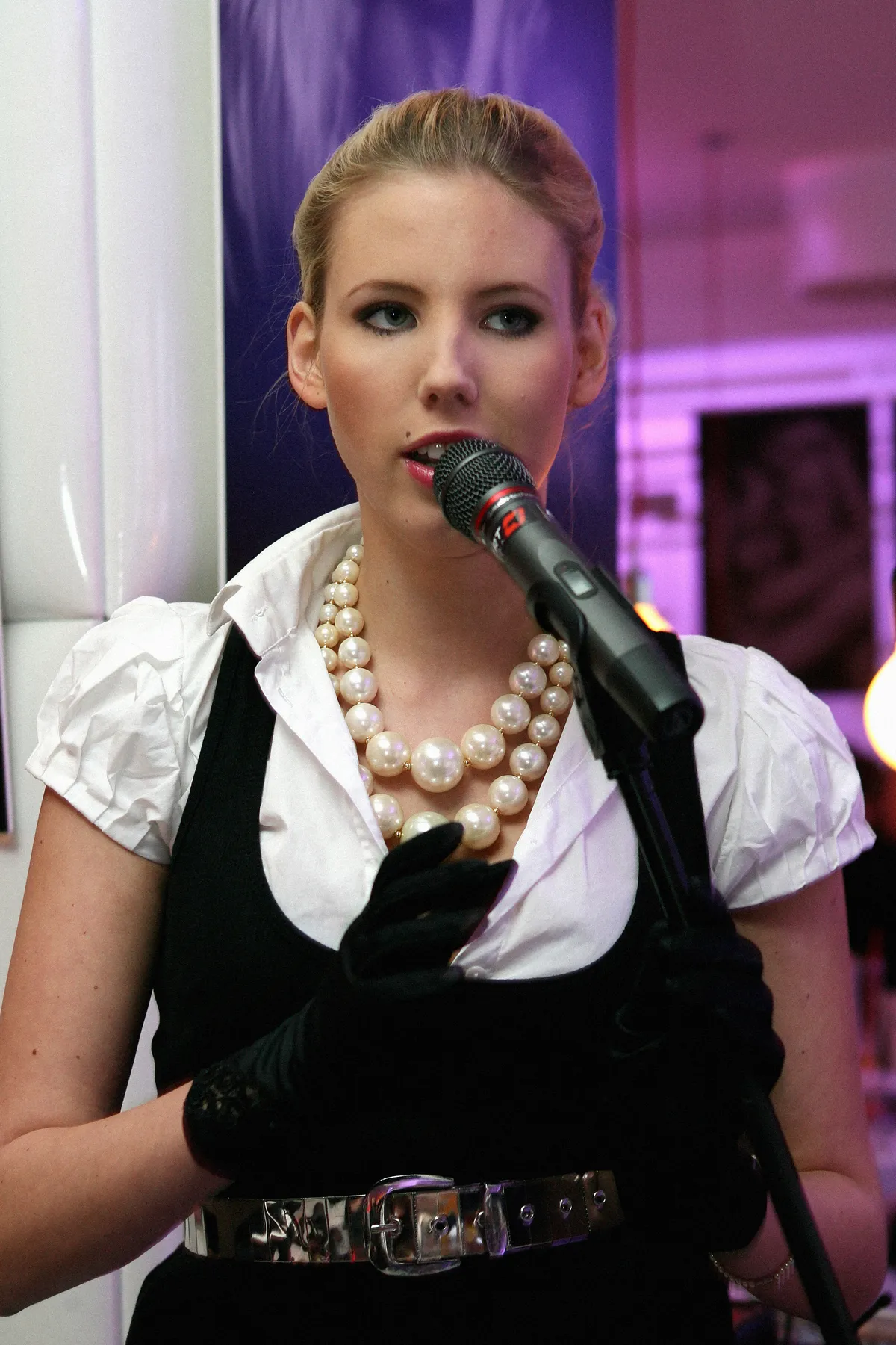 Mari-Leen esinemas Indrek Galetini heategevusliku isikunäituse «Amour — Vahet pole» avamisel Stereos 2008. aastal.