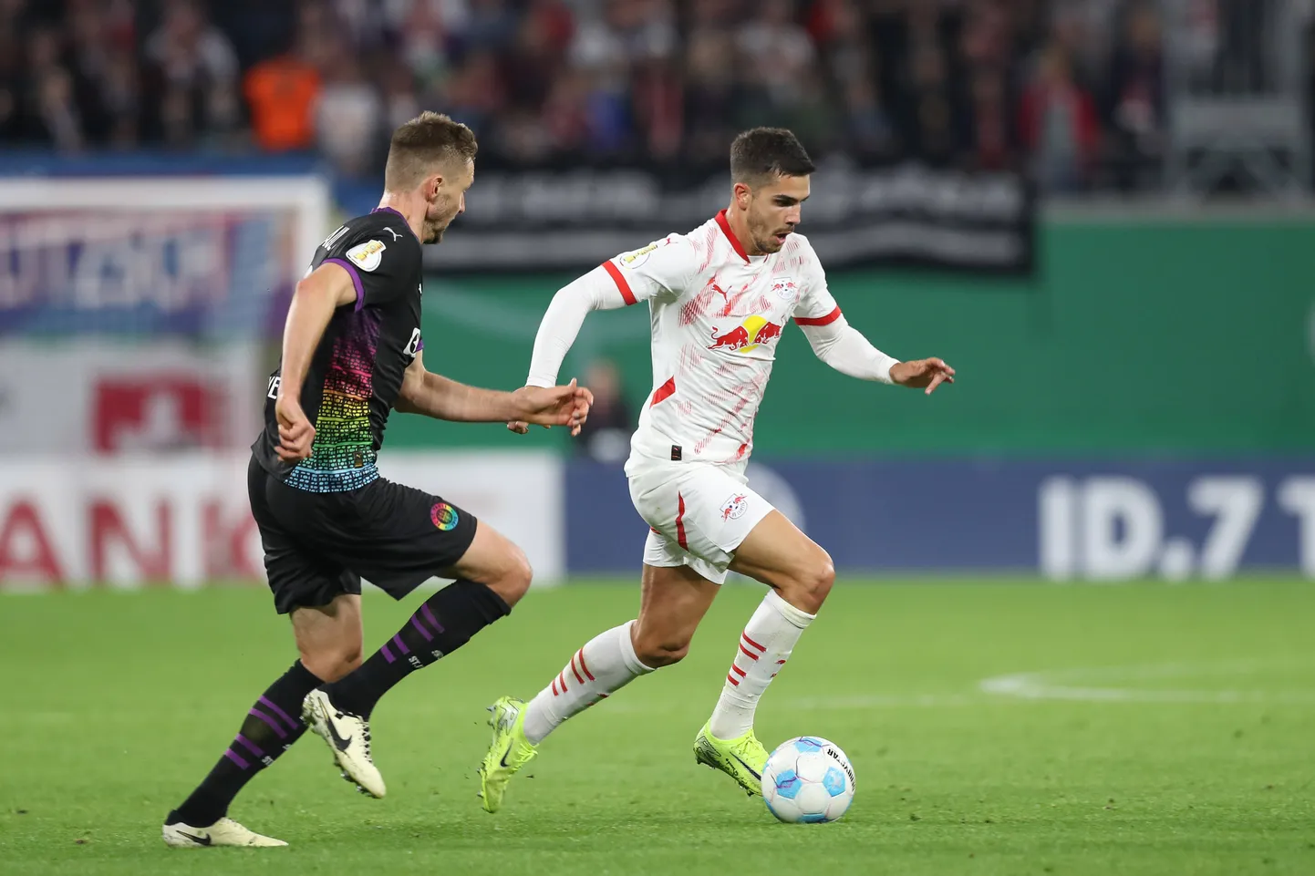 Karol Mets (vasakul) püüab takistada Leipzigi jalgpallurit Andre Silvat.