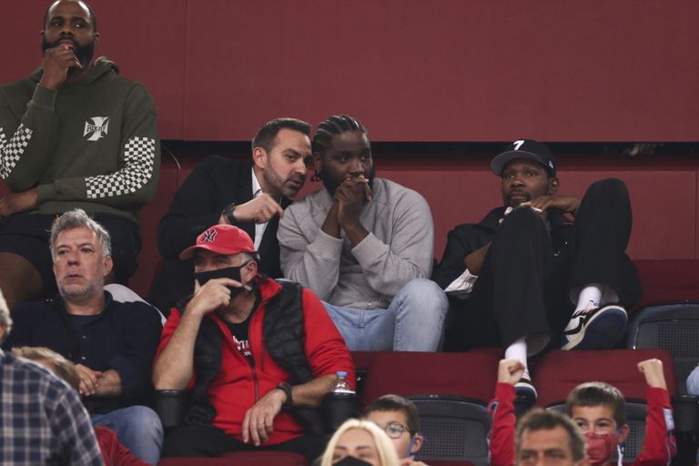 Kevin Durant (üleval paremal) vaatamas Euroliiga mängu Pireuses.