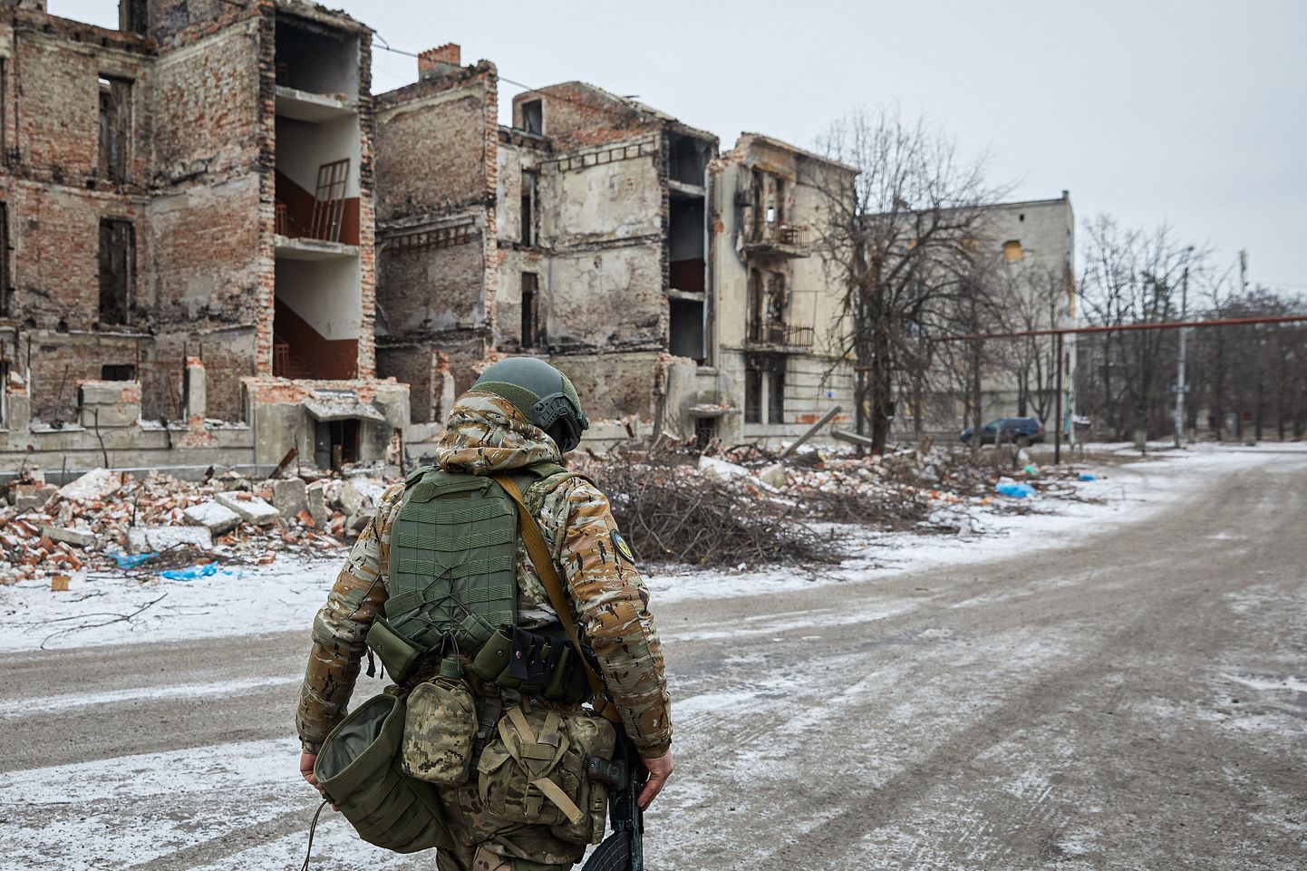 Ukraina sõdur jälgimas olukorda kusagil Donetski rinde põhjaosas.