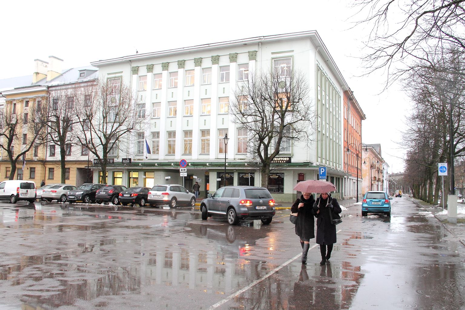 Петровская площадь в Нарве, где расположены Городское собрание и Городская управа. Иллюстративное фото.