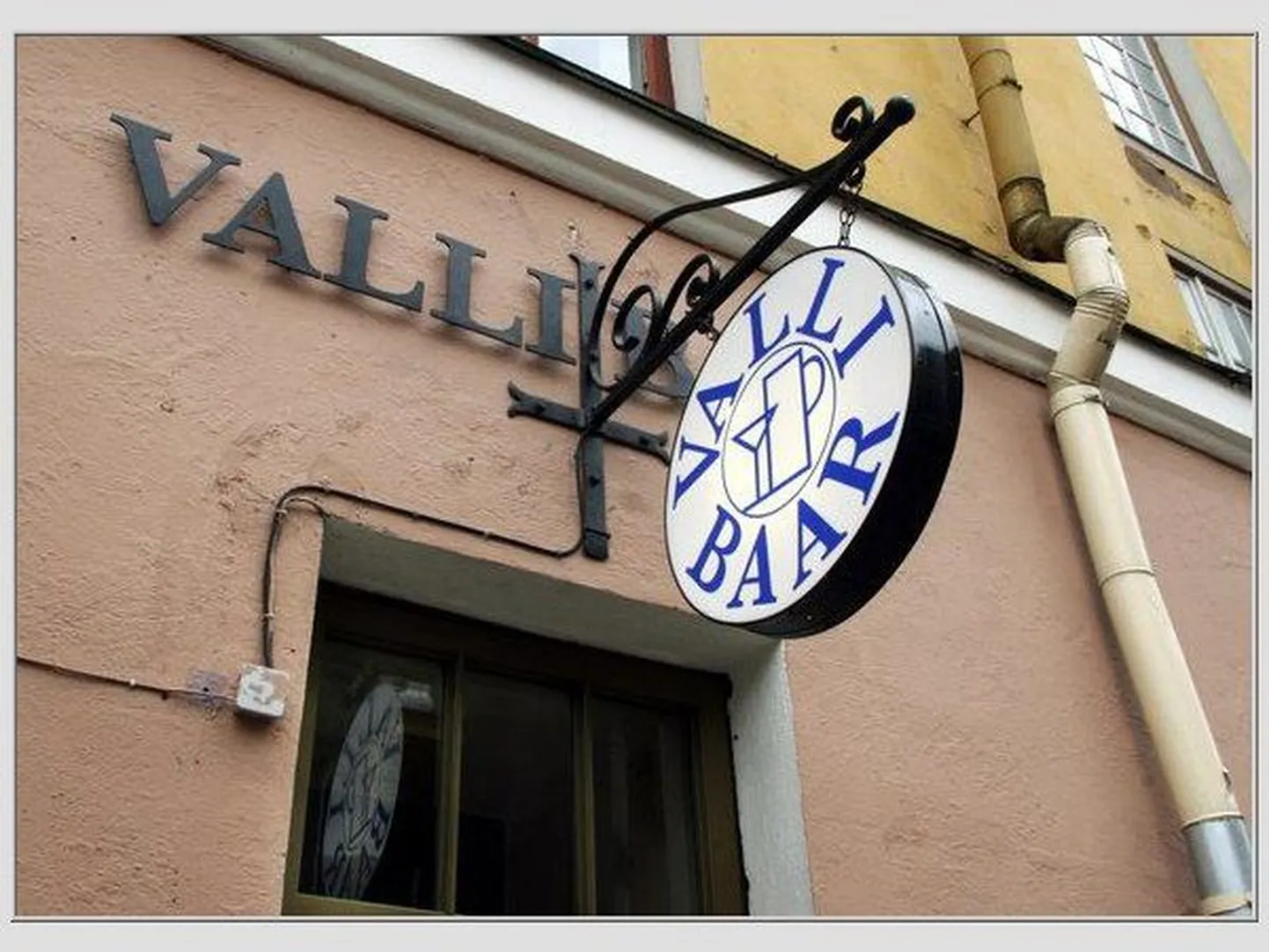 Valli baar
