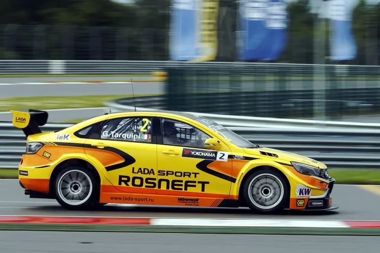 Kõige lähemal on ringrajaspordis maailma tippu kuulumisele olnud Vene autotootjatest Lada, kes võistles aastaid kereautode MMil (WTCC).