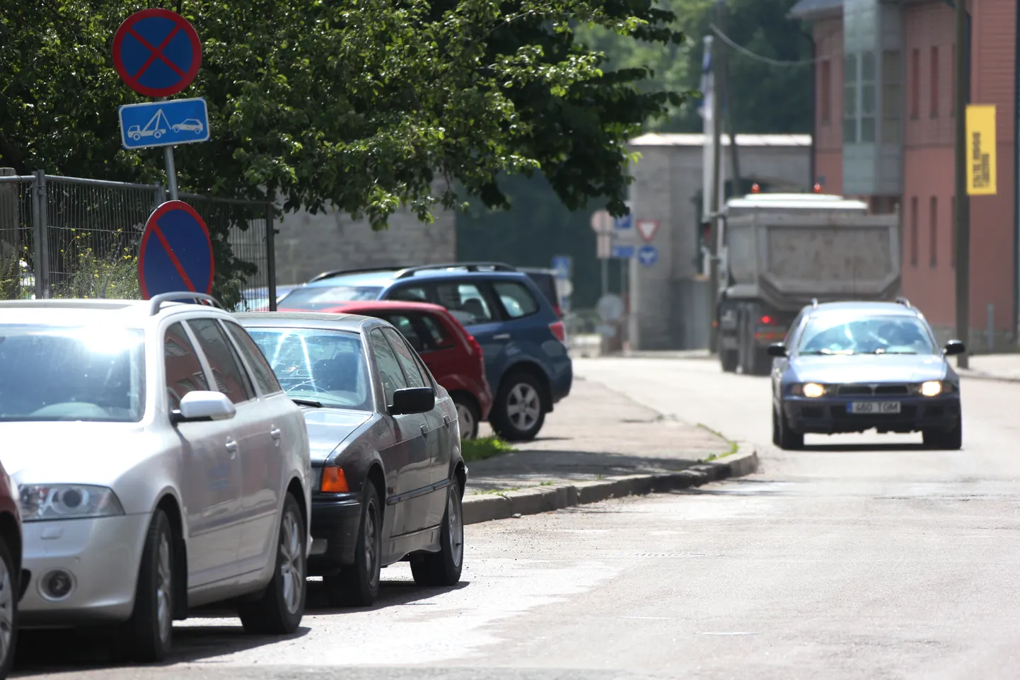 TLMPM03: KALAMAJA KULTUURIKILOMEETER UMMIK KAEVETÖÖD :TALLINN, EESTI, 05JUL13. 
Kaevetööd Kalamajas on läbi lõiganud kultuurikilomeetri ja sulgenud enamuse tänavatest. Transpordifirma Kopra Trans autod pääsevad vaevu asumisse ja sealt välja.
kr/Foto KÜLLIKE ROOVÄLI/POSTIMEES