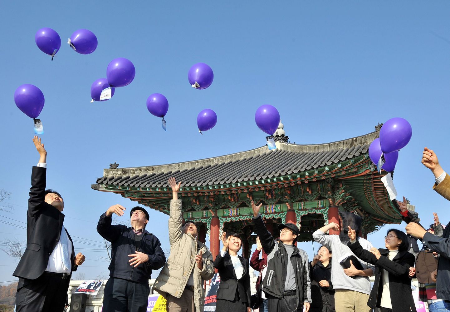 Lõuna-Korea aktivistid lendlehti kandvate õhupallidega.